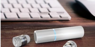 Wireless earbuds has auto-charge feature